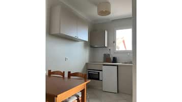 Kühlschrank, Ofen, Herdplatte, Wasserkocher mit Kaffee-/Teezubehör