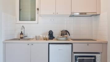 Kühlschrank, Ofen, Herdplatte, Wasserkocher mit Kaffee-/Teezubehör