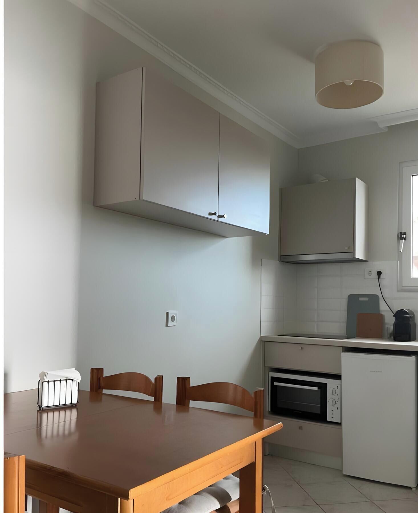 Fridge, oven, stovetop, coffee/tea maker