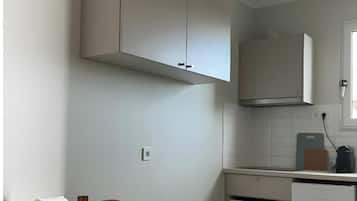 Fridge, oven, stovetop, coffee/tea maker