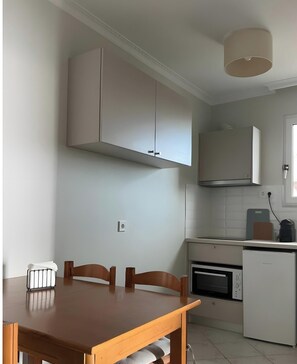 Een koelkast, een oven, een kookplaat, een koffiezetapparaat/waterkoker