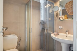 Suihku, ilmaiset hygieniatuotteet, hiustenkuivaaja, pyyhkeet