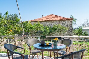 Outdoor dining - Apartment 'One Bedroom  8' with Private Terrace, Wi-Fi and Air Conditioning (skoutari)
