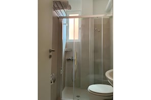 Een douche, een haardroger, handdoeken