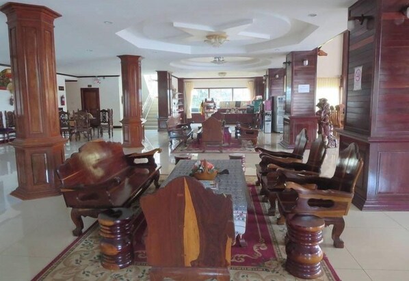 Living area - Ladtana Phetarmonchai Hotel (Pakse)