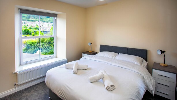 Iron/ironing board (on request), WiFi (free) - Cresselly Inn (Mountain Ash)