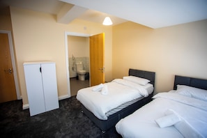 Kahden hengen comfort-huone (yksi tai kaksi sänkyä) | Silitysrauta/-lauta, ilmainen Wi-Fi, pääsy pyörätuolilla