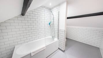 Family Room | Bathroom | Free toiletries, hair dryer, towels, soap