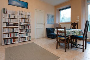 Dining - Guest Room “Manoir De Gourvinec” with Lake View, Private Terrace & Wi-Fi (Saint-Nolff)