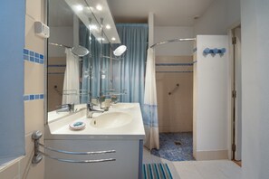 Shower, hair dryer, towels - Guest Room “Manoir De Gourvinec” with Lake View, Private Terrace & Wi-Fi (Saint-Nolff)