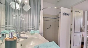 Shower, hair dryer, towels - Guest Room “Manoir De Gourvinec” with Lake View, Private Terrace & Wi-Fi (Saint-Nolff)