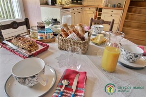 Dining - Guest Room “Manoir De Gourvinec” with Lake View, Private Terrace & Wi-Fi (Saint-Nolff)