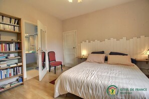 WiFi, bed sheets - Guest Room “Manoir De Gourvinec” with Lake View, Private Terrace & Wi-Fi (Saint-Nolff)