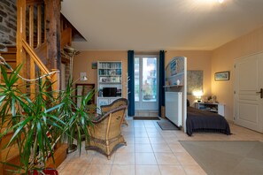 WiFi, bed sheets - Guest Room “Manoir De Gourvinec” with Lake View, Private Terrace & Wi-Fi (Saint-Nolff)