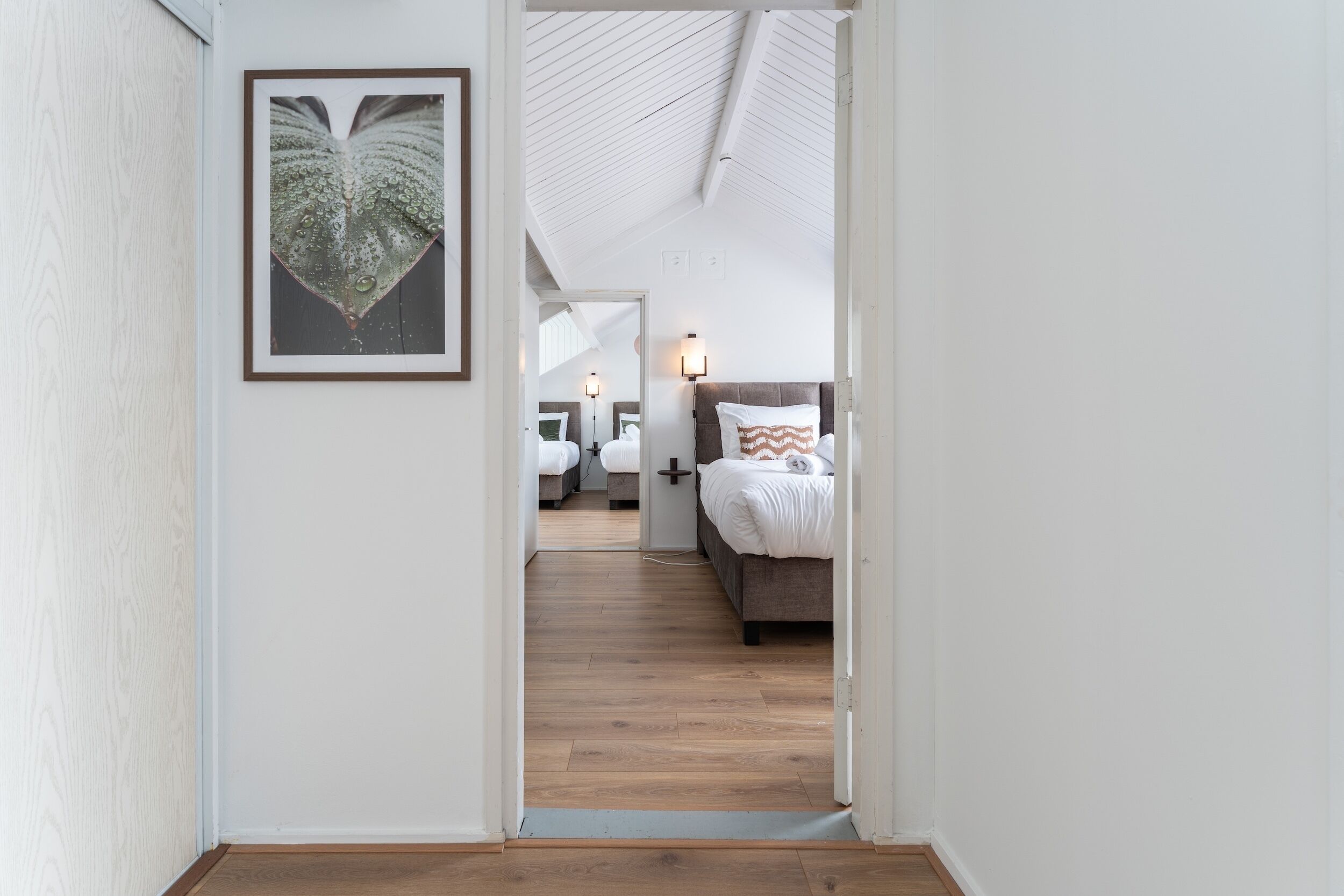 Travel crib, free WiFi, bed sheets