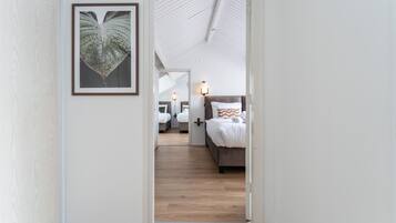Travel crib, free WiFi, bed sheets
