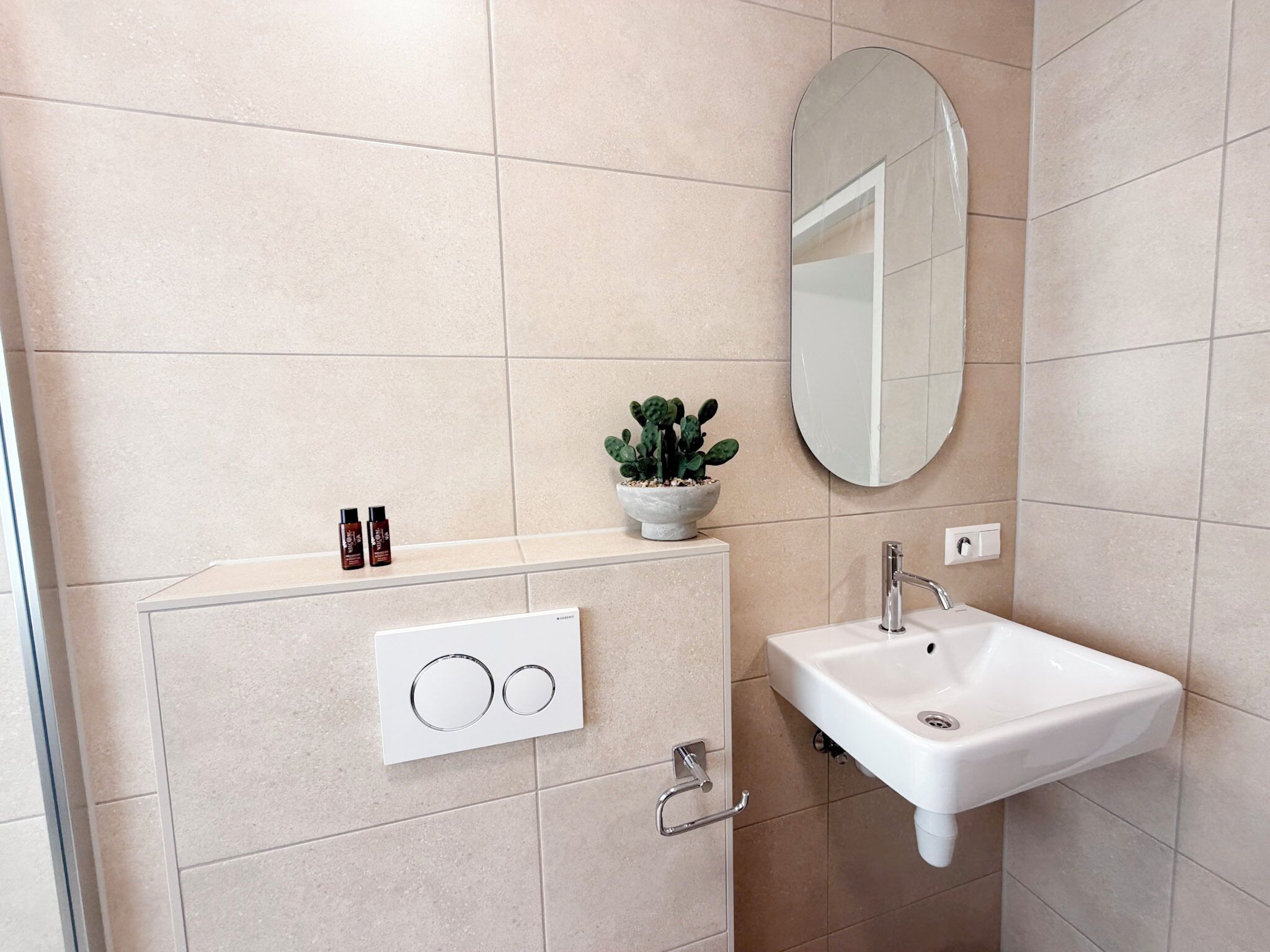Modern bathroom with sink and mirror in a quiet Tilburg villa – clean and stylish.