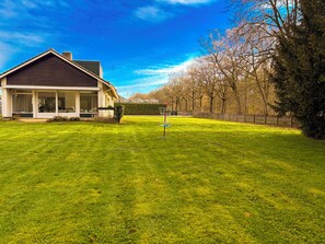 Property grounds - Large holiday villa designed to comfortably host up to 14 guests. Located near the forests of Tilburg and surrounded by nature, this 240 m² villa is perfect for families, groups, sports teams, and nature lovers. (Tilburg)