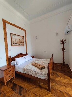 Deluxe-Suite, Balkon, Stadtblick | Zimmersafe, schallisolierte Zimmer, kostenloses WLAN