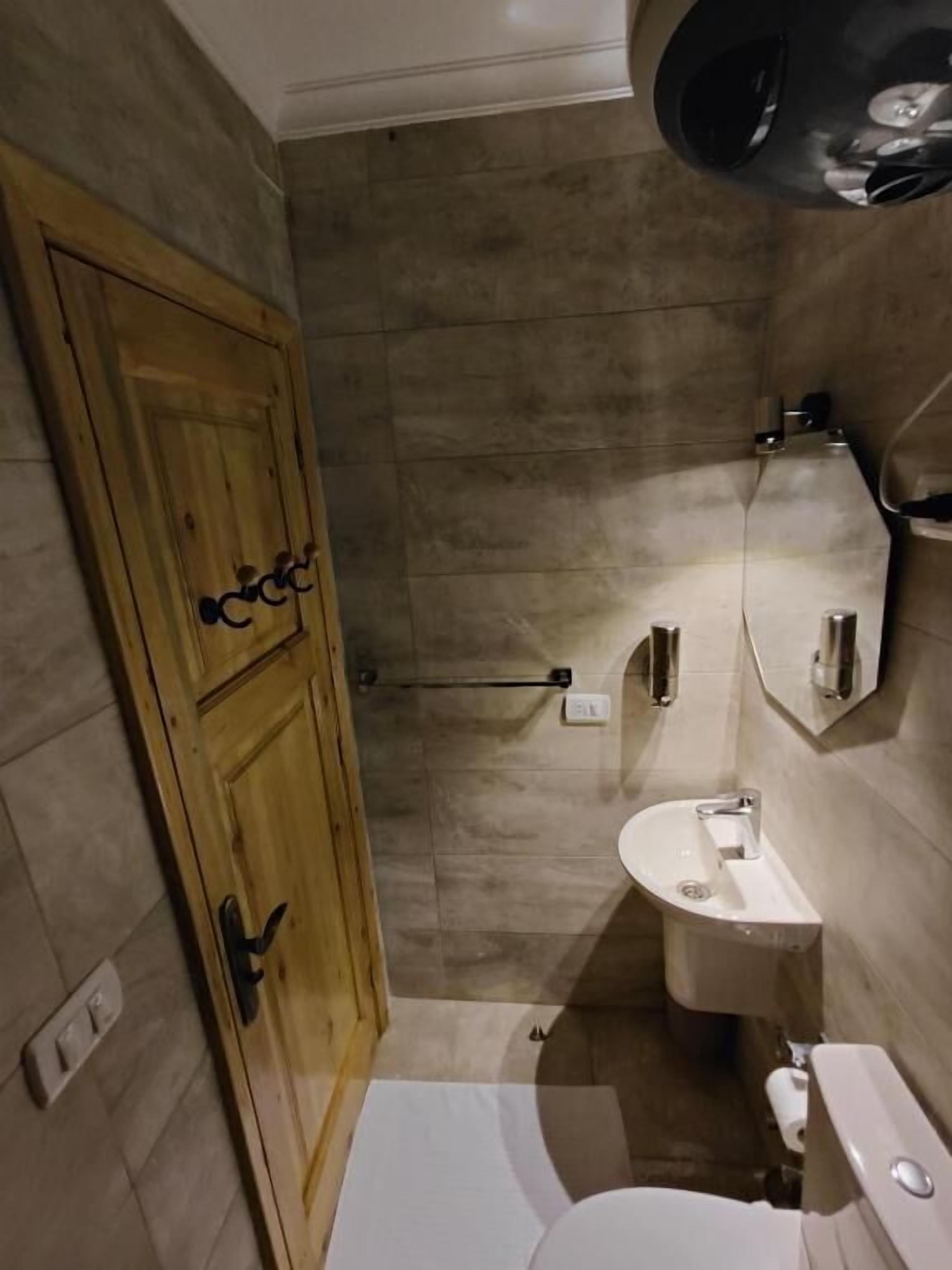 Deluxe suite, balkon, uitzicht op stad | Badkamer | Pantoffels