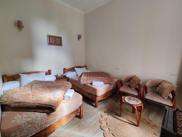 Suite junior, vista a la ciudad | Caja de seguridad en la habitación, insonorización y wifi gratis 