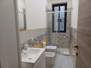 Shower, hair dryer, bidet, towels - Noemi's Home - 5 minutes from the historic center of Palermo (Palermo)