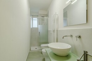 Shower, bidet, towels - GuestHost - Modern renovated apartment of 49 sqm located on the fourth floor of a building with an elevator (NOT suitable for guests with disabilities).The property is located in the charming Santa Rita district, just a short walk from the homonymous san (Turin)