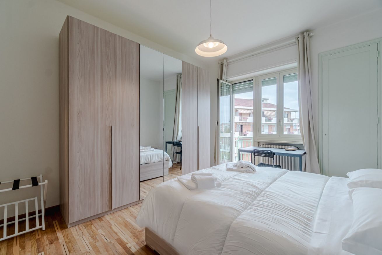 1 chambre, fer et planche à repasser