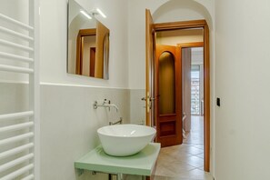 Shower, bidet, towels