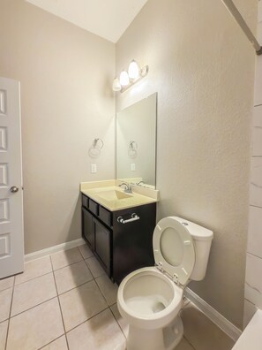 Towels, soap, toilet paper - Perfect 5-bedroom house in tranquil Katy for Day Parties (Katy)
