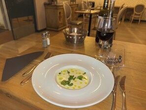 供應午  餐和晚餐