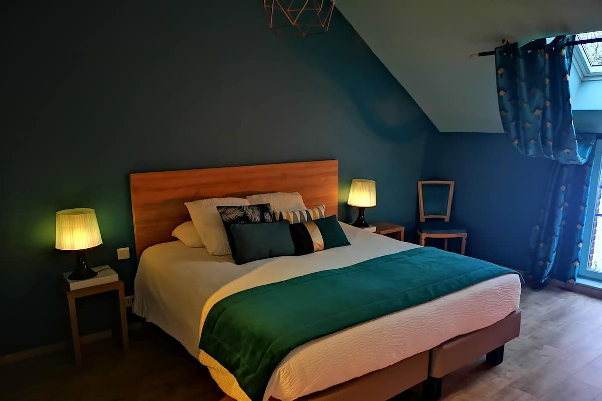 Blackout curtains, soundproofing, free WiFi