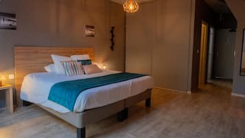 Blackout drapes, soundproofing, free WiFi