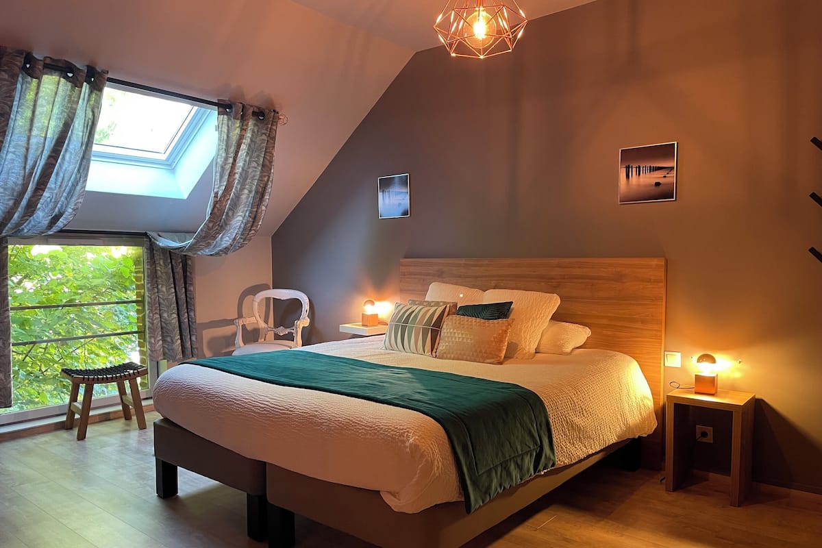 Blackout curtains, soundproofing, free WiFi