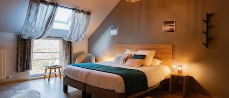 Blackout curtains, soundproofing, free WiFi