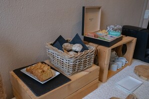 Daily continental breakfast (EUR 12 per person) - Hôtel La Gentilhommière (Artres)