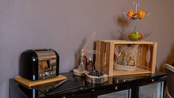 Petit déjeuner continental (12 EUR par personne)