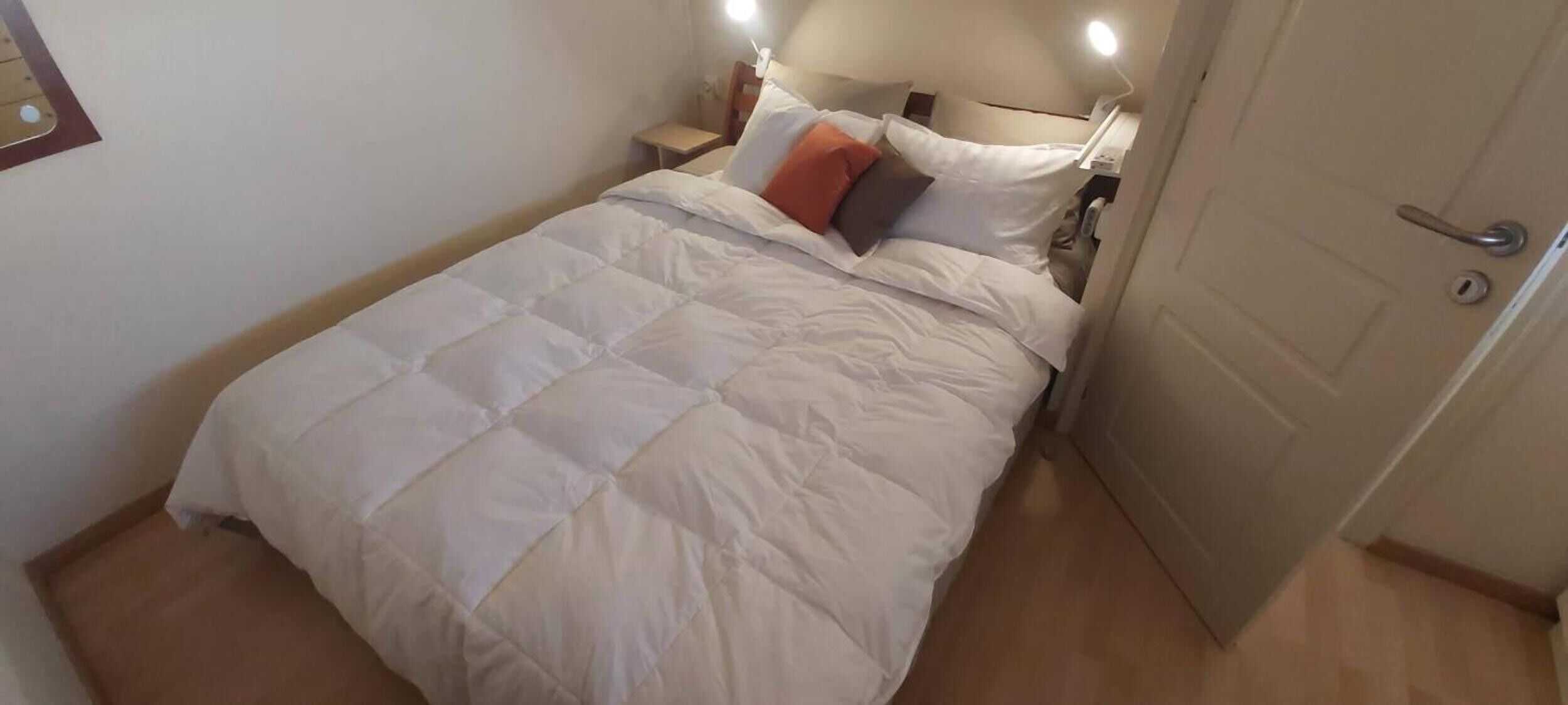 Een strijkplank/strijkijzer, wifi, beddengoed