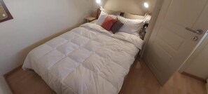 Tabla de planchar con plancha, wifi y ropa de cama