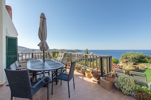 Outdoor dining - Villa 'Stella Ioannis' with Sea View, Wi-Fi and Air Conditioning (Αγία Πελαγία)