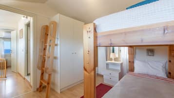 Iron/ironing board, WiFi, bed sheets
