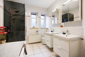 Regadera, secadora de cabello, toallas