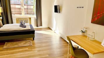 Doppelzimmer | Schreibtisch, laptopgeeigneter Arbeitsplatz, Bügeleisen/Bügelbrett