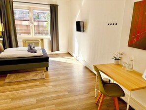 Doppelzimmer | Schreibtisch, laptopgeeigneter Arbeitsplatz, Bügeleisen/Bügelbrett