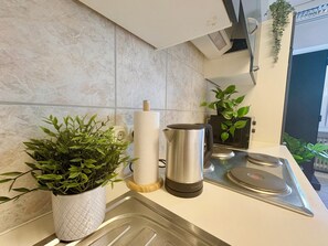 Full-sized fridge, microwave, oven, stovetop - Shared Apartment am Binnenhafen (Hamburg)