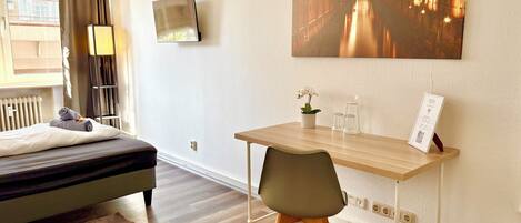 デスク、ノートパソコン用作業スペース、アイロン / アイロン台、WiFi (無料)