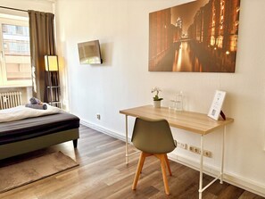 Desk, laptop workspace, iron/ironing board, free WiFi - Shared Apartment am Binnenhafen (Hamburg)