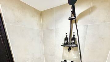 Shower, pengering rambut, handuk, dan sabun