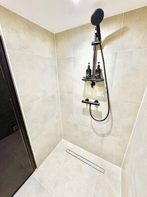 Douche, sèche-cheveux, serviettes fournies, savon