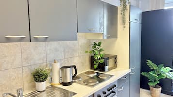 Lemari es besar, microwave, oven, dan kompor